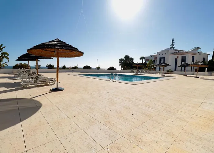 Olhos De Agua 1br With Pool, Ac And Free Parking *