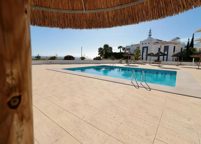 Olhos De Agua 1br With Pool, Ac And Free Parking *