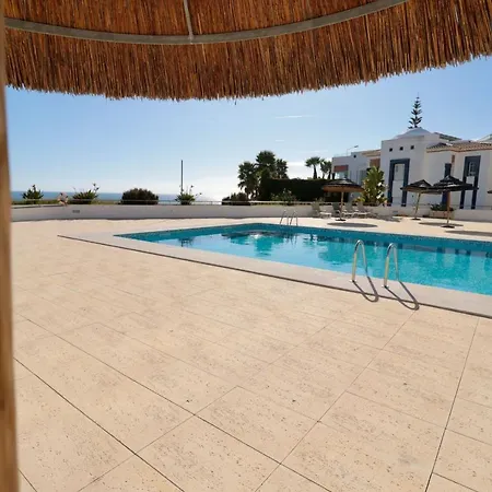 Olhos De Agua 1br With Pool, Ac And Free Parking *